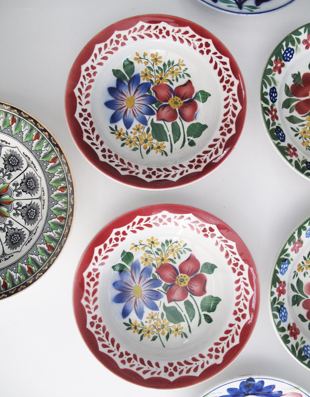 A collection of twelve antique Folk Art ceramic plates comprising six pairs of floral hand decorated - Bild 4 aus 13