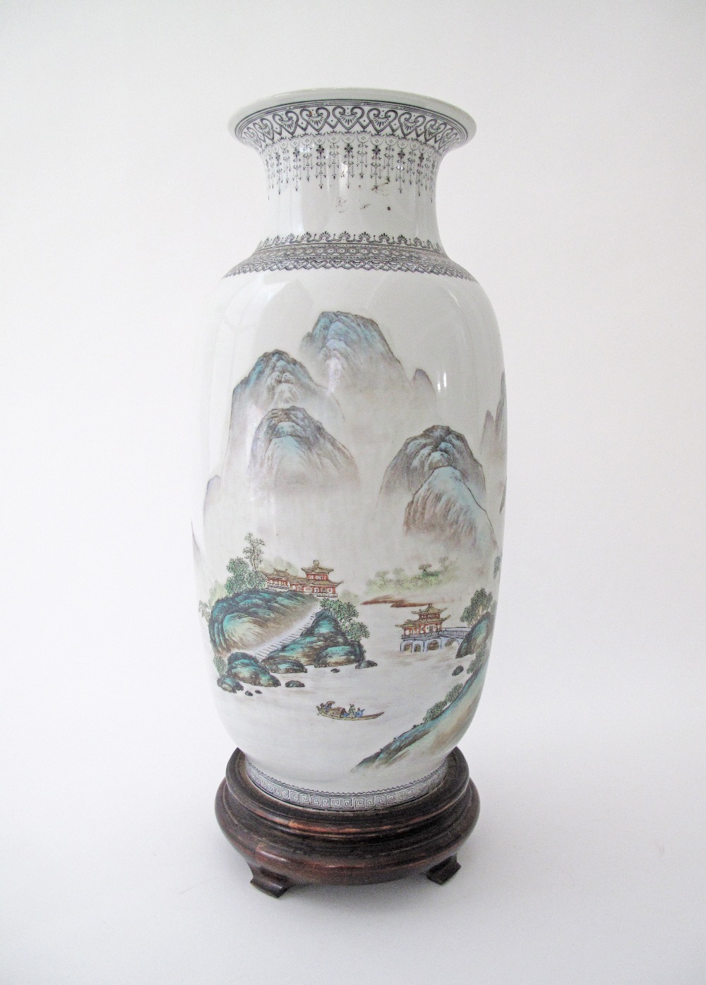 A large Chinese famille verte porcelain vase, Republic period, early 20th century of gently tapering