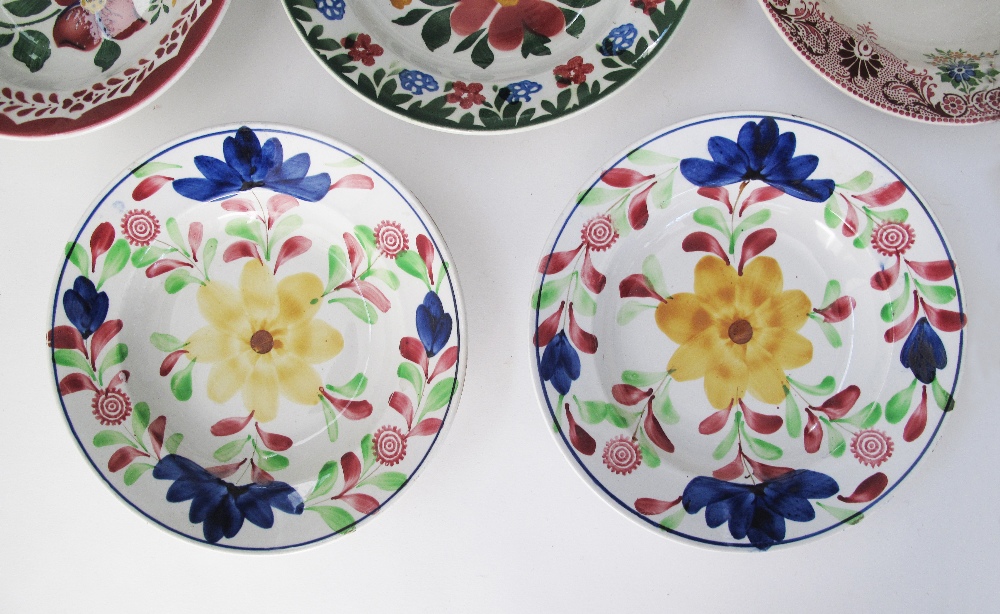 A collection of twelve antique Folk Art ceramic plates comprising six pairs of floral hand decorated - Bild 10 aus 13