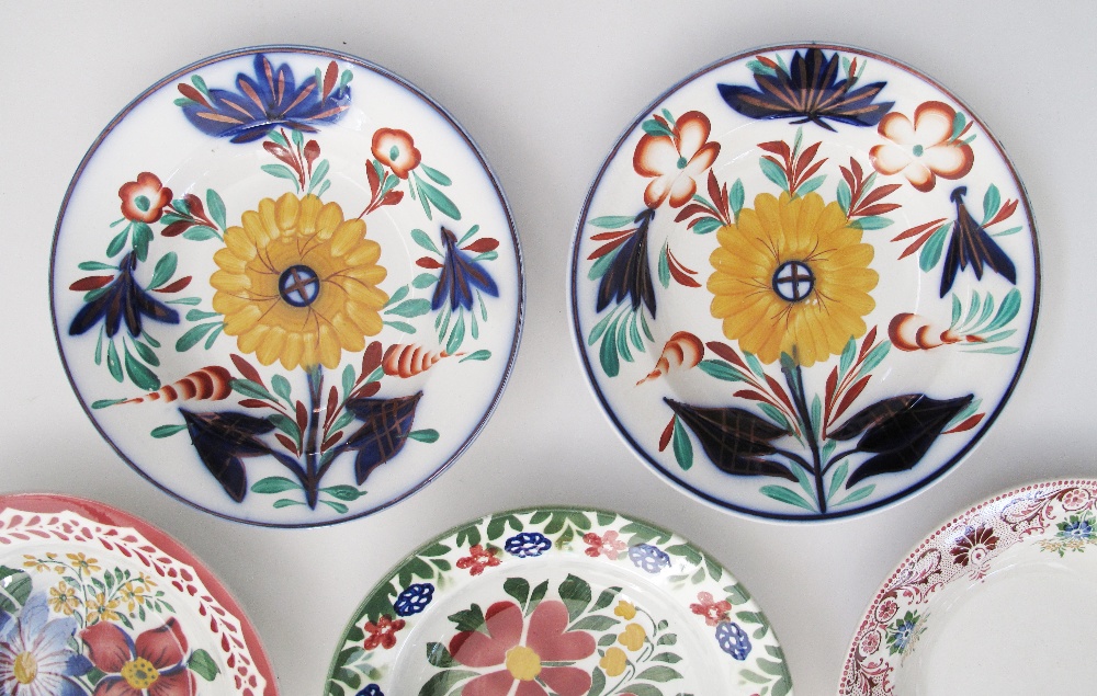 A collection of twelve antique Folk Art ceramic plates comprising six pairs of floral hand decorated - Bild 2 aus 13