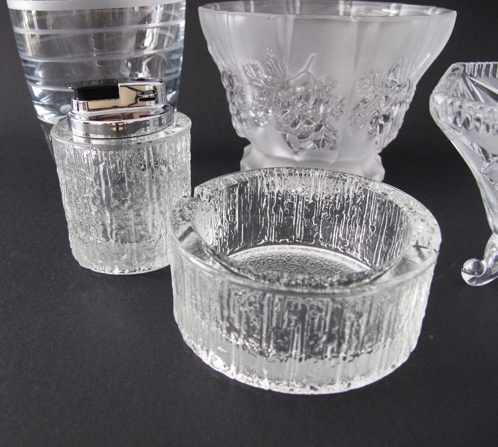 A collection of crystal items comprising a crystal decanter with stopper H22cm, two bowls, a vase, - Image 2 of 3