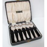 An English cased set of six George VI hallmarked silver teaspoons, Sheffield 1946, approx 99g. (7)