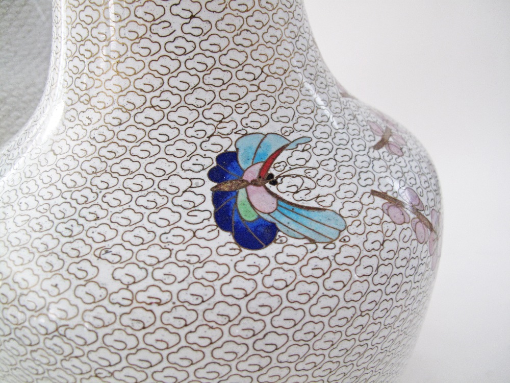 A pair of Chinese cloisonne vases converted to table lamps, decorated with butterflies and flowers - Image 4 of 4