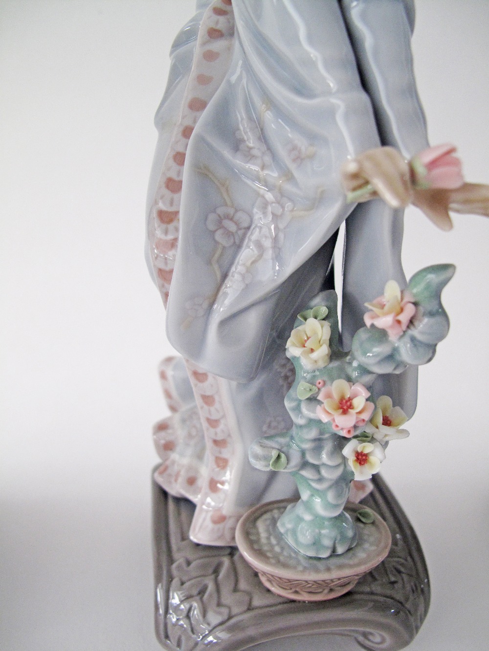 Three Lladro porcelain figurines, DAISA 1984, by Salvador Debon depicting Geishas in mint condition. - Image 9 of 12