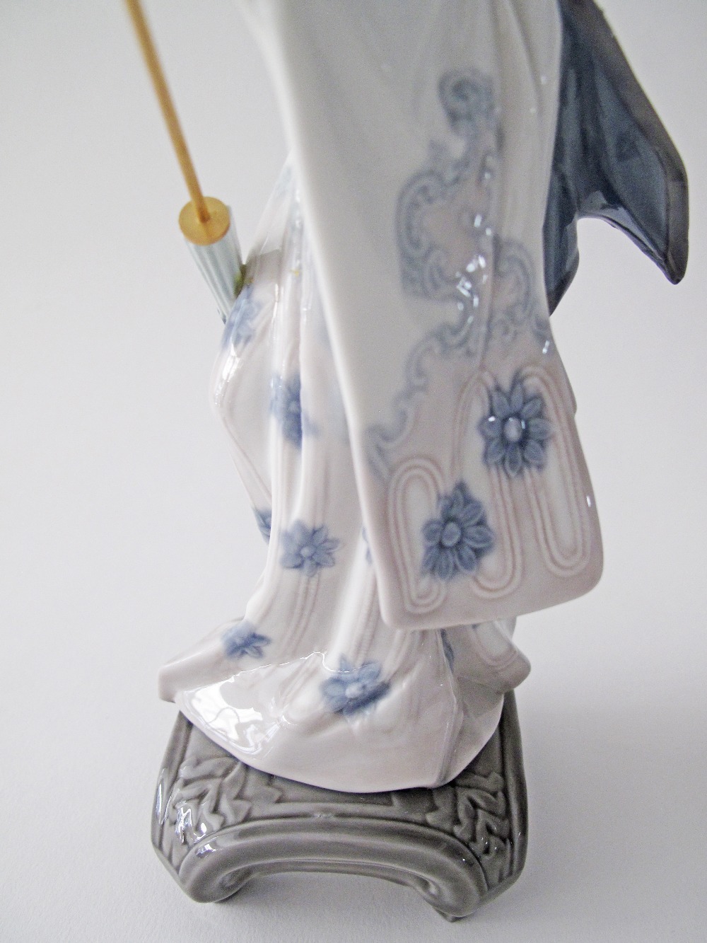 Three Lladro porcelain figurines, DAISA 1984, by Salvador Debon depicting Geishas in mint condition. - Image 8 of 12