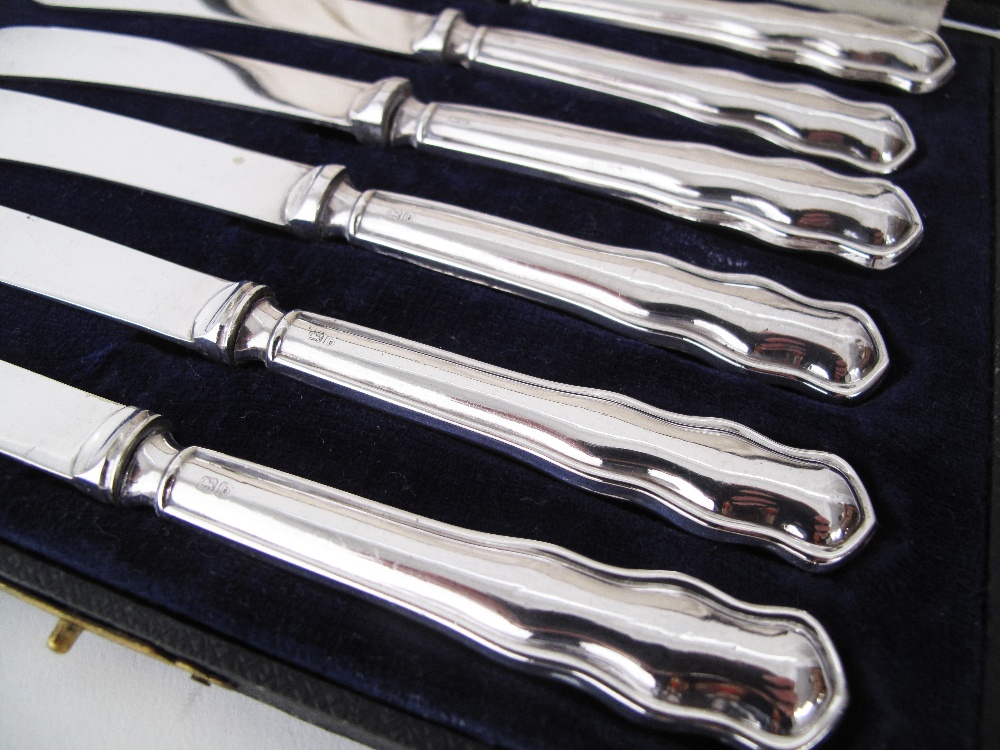 A cased set of six sterling silver handled tea knives. Sheffield 1919 - Image 2 of 3