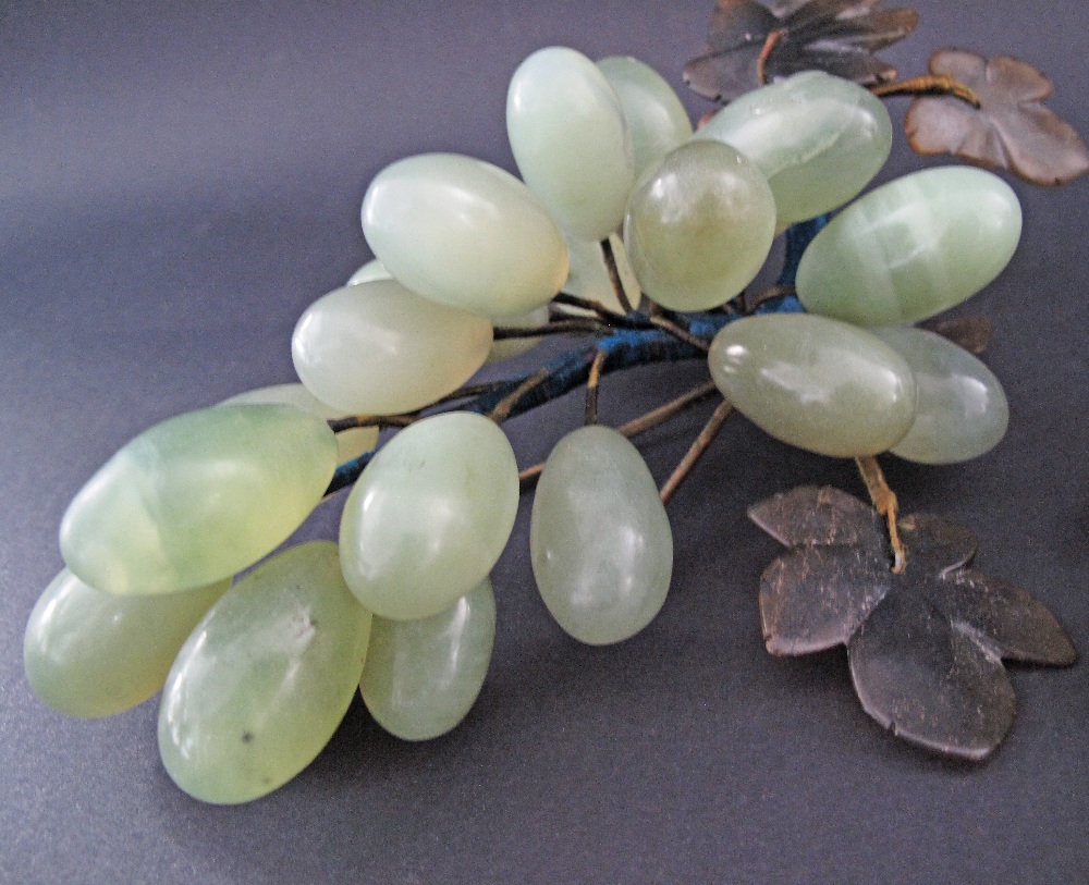 Chinese Jade natural stone two clusters of Grapes with brown colour stone leaves, approx. L20cm, - Image 2 of 3