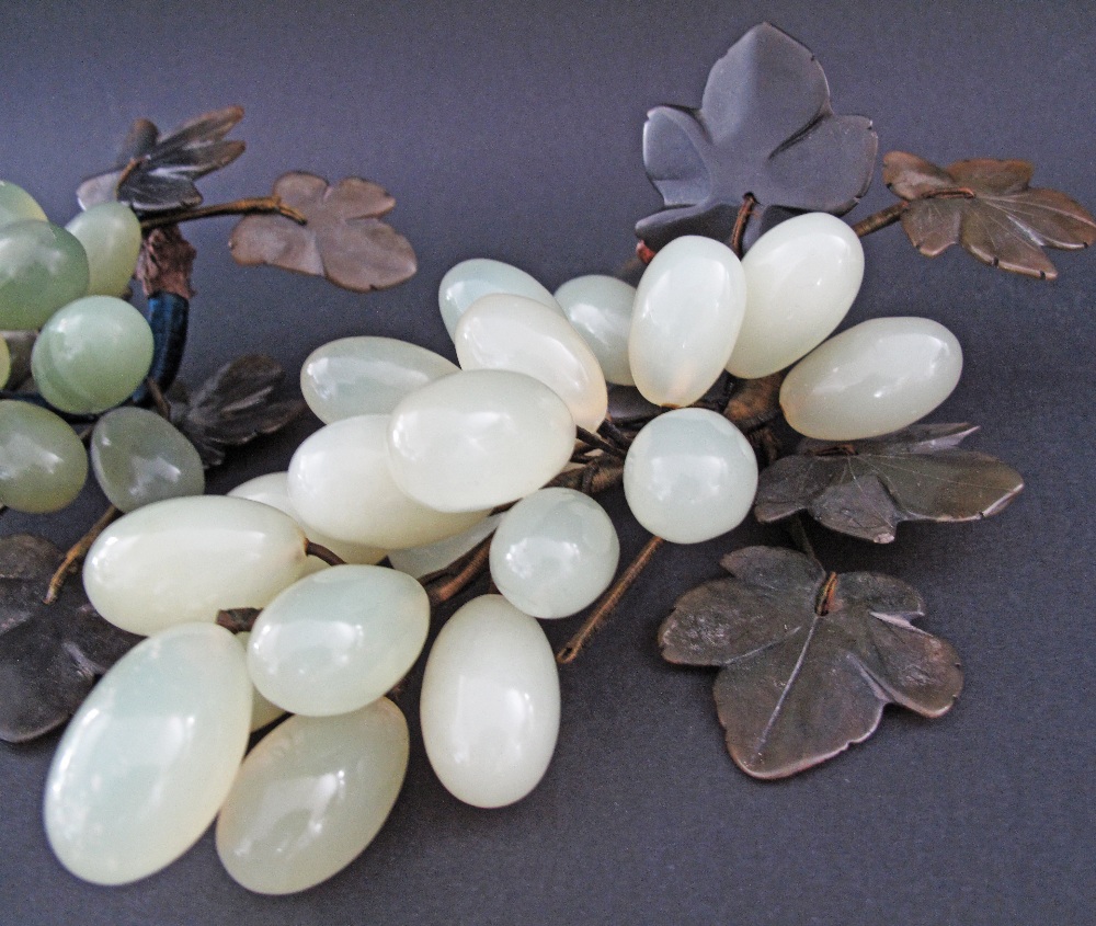 Chinese Jade natural stone two clusters of Grapes with brown colour stone leaves, approx. L20cm, - Image 3 of 3