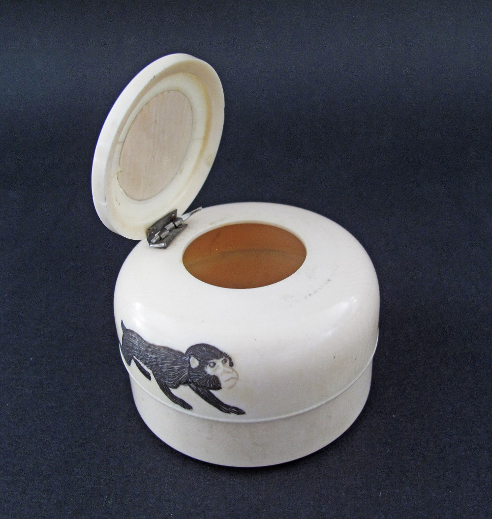 A Japanese round carved ivory scrimshaw pill box, c19th century, engraved with monkeys, weight - Image 3 of 5