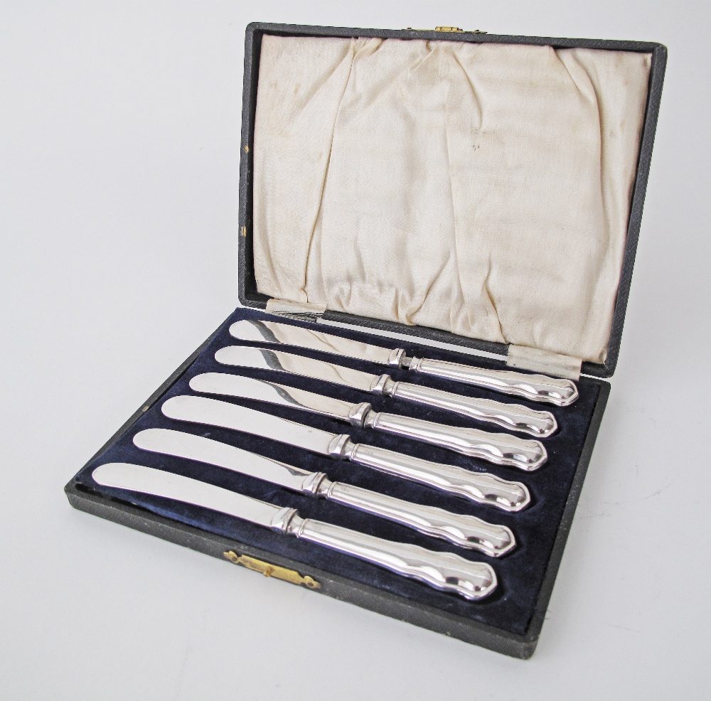 A cased set of six sterling silver handled tea knives. Sheffield 1919