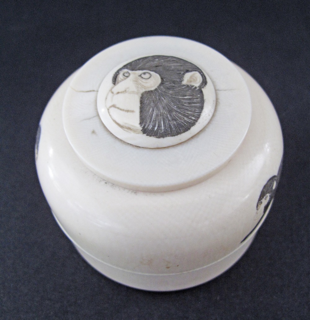 A Japanese round carved ivory scrimshaw pill box, c19th century, engraved with monkeys, weight - Image 2 of 5