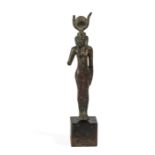 Statuette représentant la déesse Hathor. Bronze à patine rouge et verte. Égypte, [...]