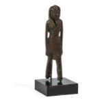 Statuette représentant un pharaon ou une divinité debout. Bronze à patine rouge [...]