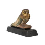 Statuette de faucon Akhem. Bois stuqué et pigments polychromes. Égypte, Thèbes, [...]