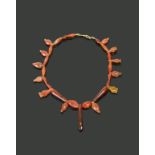 Collier formé de perles tubulaire avec au centre, un pendentif en forme de tête de [...]