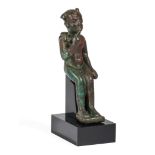 Statuette d’Harpocrate. Bronze à patine verte et rouge. Égypte, Basse Époque, [...]