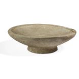 Coupe circulaire sur piédouche. Calcaire blanc. Égypte, Époque Ptolémaique, [...]