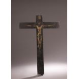 Crucifix à titulus et crâne en bois peint polychrome. France ou Espagne, XVIIe [...]