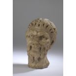 Tête de faune à mufle léonin couronné de lierre en albâtre sculpté. Italie, [...]