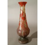 LE VERRE FRANÇAIS. Vase de forme balustre sur piédouche en verre, décor rouge [...]