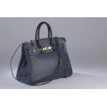 HERMÈS Paris made in France. Sac Birkin 35 cm en cuir autruche bleu, attaches et [...]