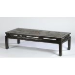 Table basse rectangulaire en bois laqué noir à filet or, panneau à décor [...]