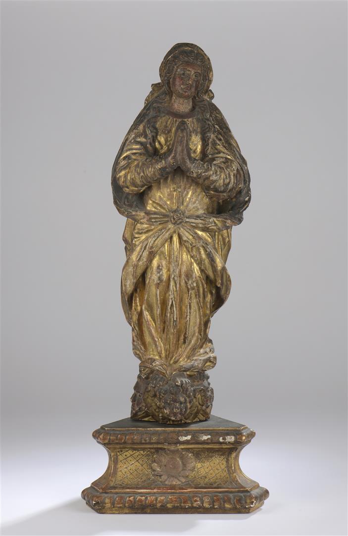 Vierge de l'Assomption en bois sculpté, doré et polychromé. Socle triangulaire à [...]