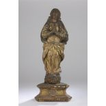 Vierge de l'Assomption en bois sculpté, doré et polychromé. Socle triangulaire à [...]