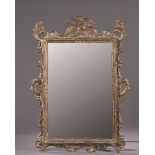 Miroir rectangulaire de forme chantournée en bois mouluré, sculpté et doré, à [...]