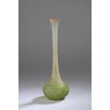 GALLÉ. Vase berluze en verre à col effilé à décor vert aux ombelles dégagé à [...]