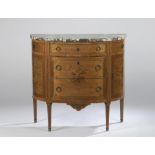 Commode demi-lune à vantaux en placage de bois de rose marqueté de trophées [...]