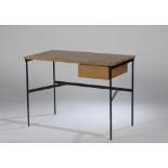 Pierre PAULIN (1927-2009). Bureau CM174. Piétement métallique laqué noir, plateau [...]