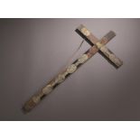 Croix en placage d'ébène à incrustations de plaquettes d'ivoire gravées figurant [...]