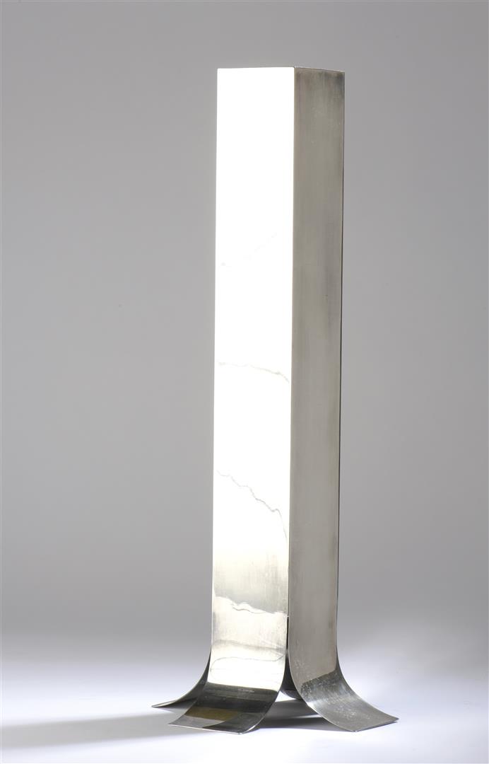 Lino SABATTINI (1925-2016). Vase Stele de section carrée en métal argenté à [...]