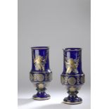 VAL-SAINT-LAMBERT attribué à. Paire de vases balustre à haut col en cristal bleu, [...]