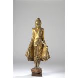 Bouddha à ushnisha, dressé sur un padma lotiforme tenant sa robe monastique. Bois [...]