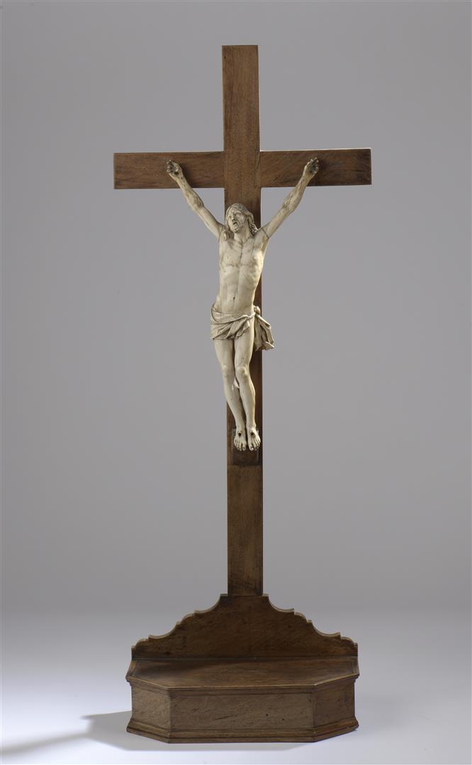 Christ vivant en ivoire sculpté, le périzonium noué et les pieds juxtaposés. [...]