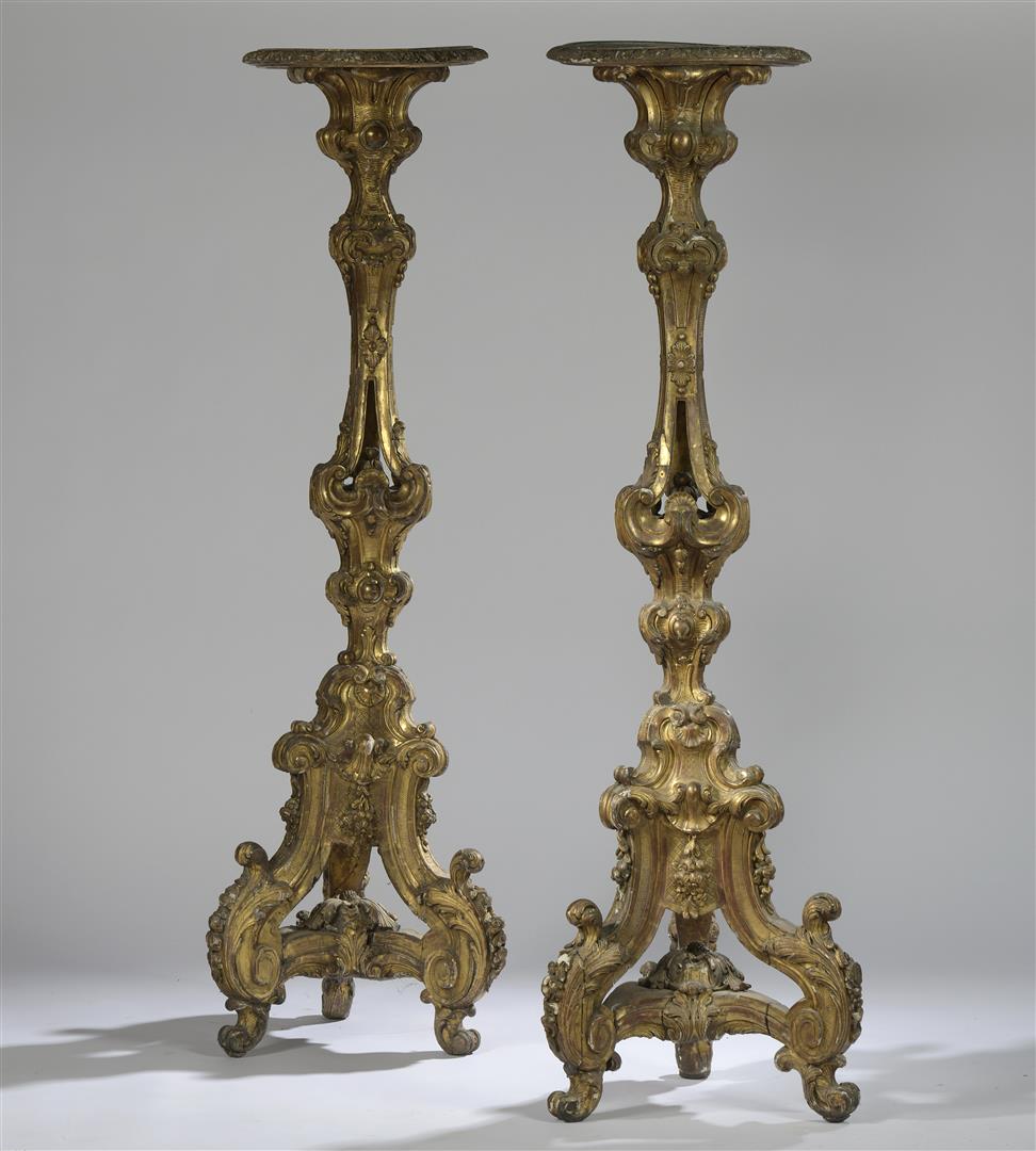 Paire de guéridons porte-luminaire en bois mouluré, sculpté, stuqué et doré, à [...]