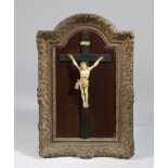 Crucifix, le Christ en ivoire sculpté et la croix en bois noirci sur fond velours [...]