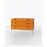 ANDRÉ MONPOIX 1925-1976 Commode à trois tiroirs modèle « 812 » Métal chromé et [...]