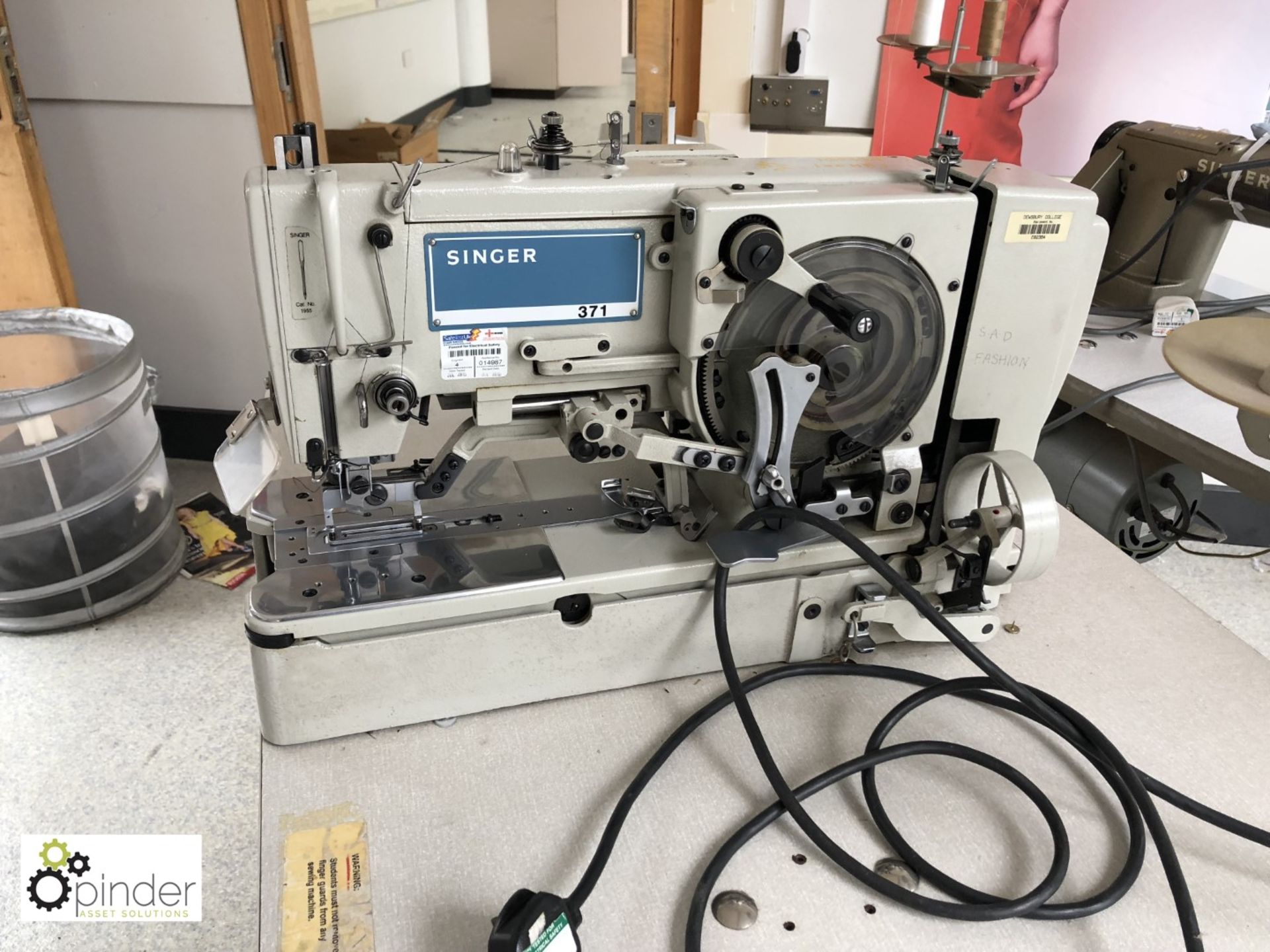 Singer 371 Buttonhole Sewing Machine, 240volts (located in W610, level 6) - Bild 3 aus 5