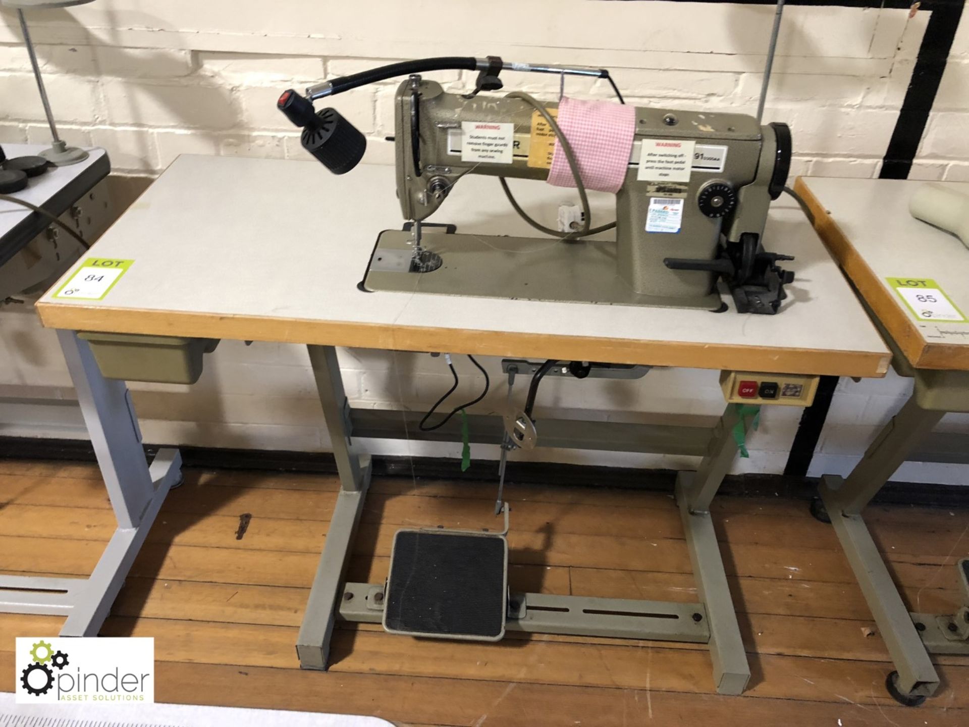 Singer 191 D200 AA Flatbed Sewing Machine, 240volts (located in Gymnasium, basement) - Bild 2 aus 2