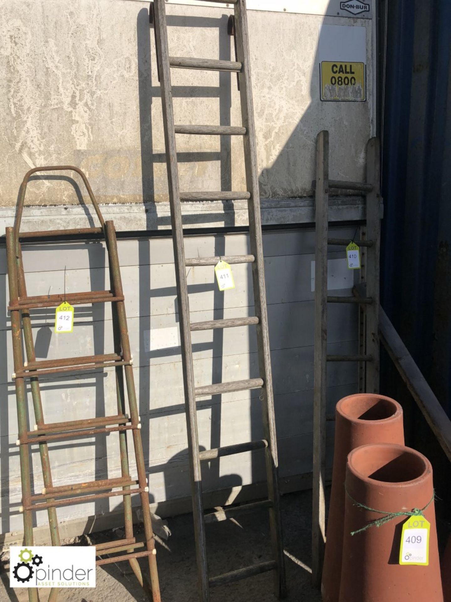 Wood 10-stave Ladder