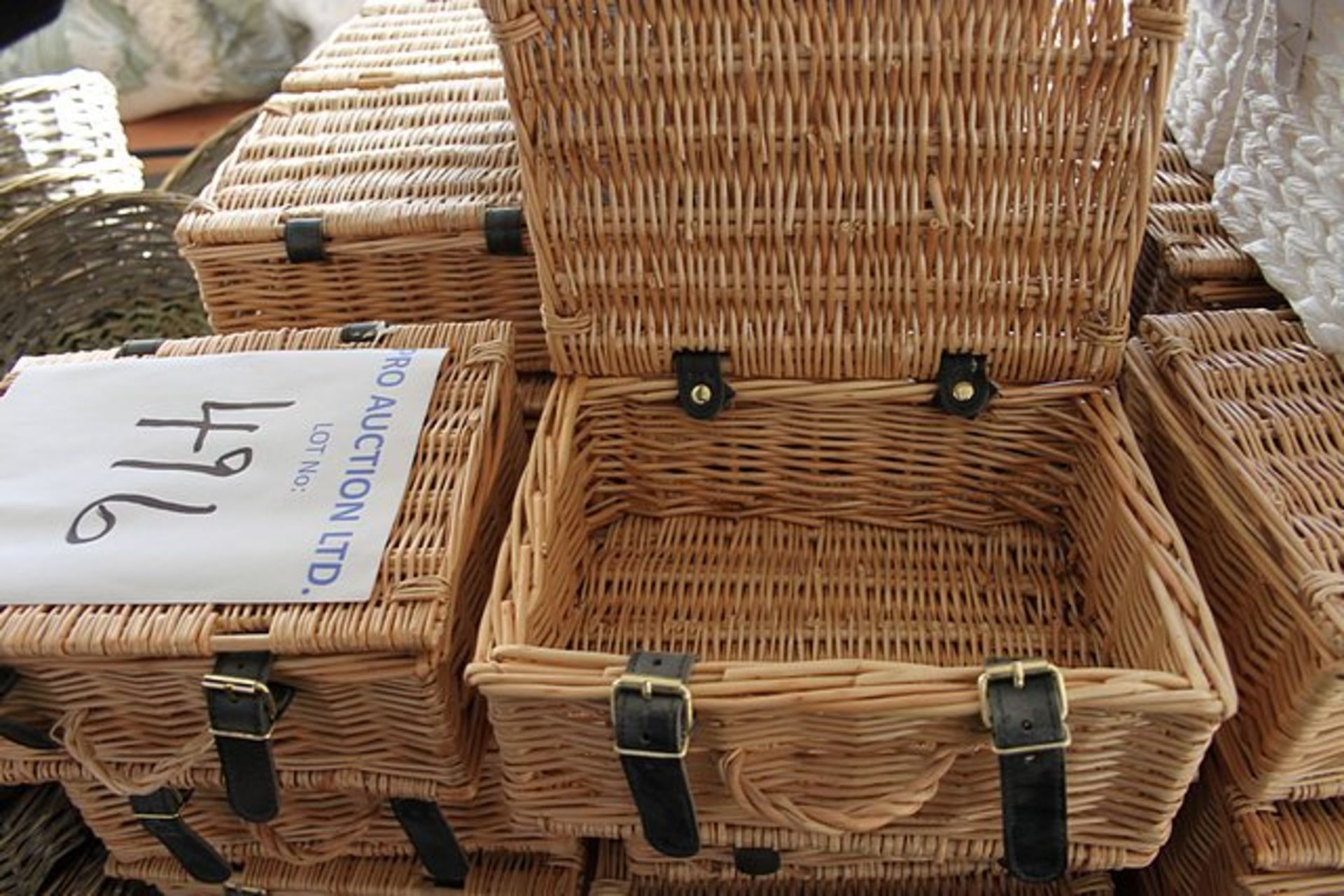 Approximately 60 x wicker picnic baskets and wicker bread baskets - Image 3 of 4