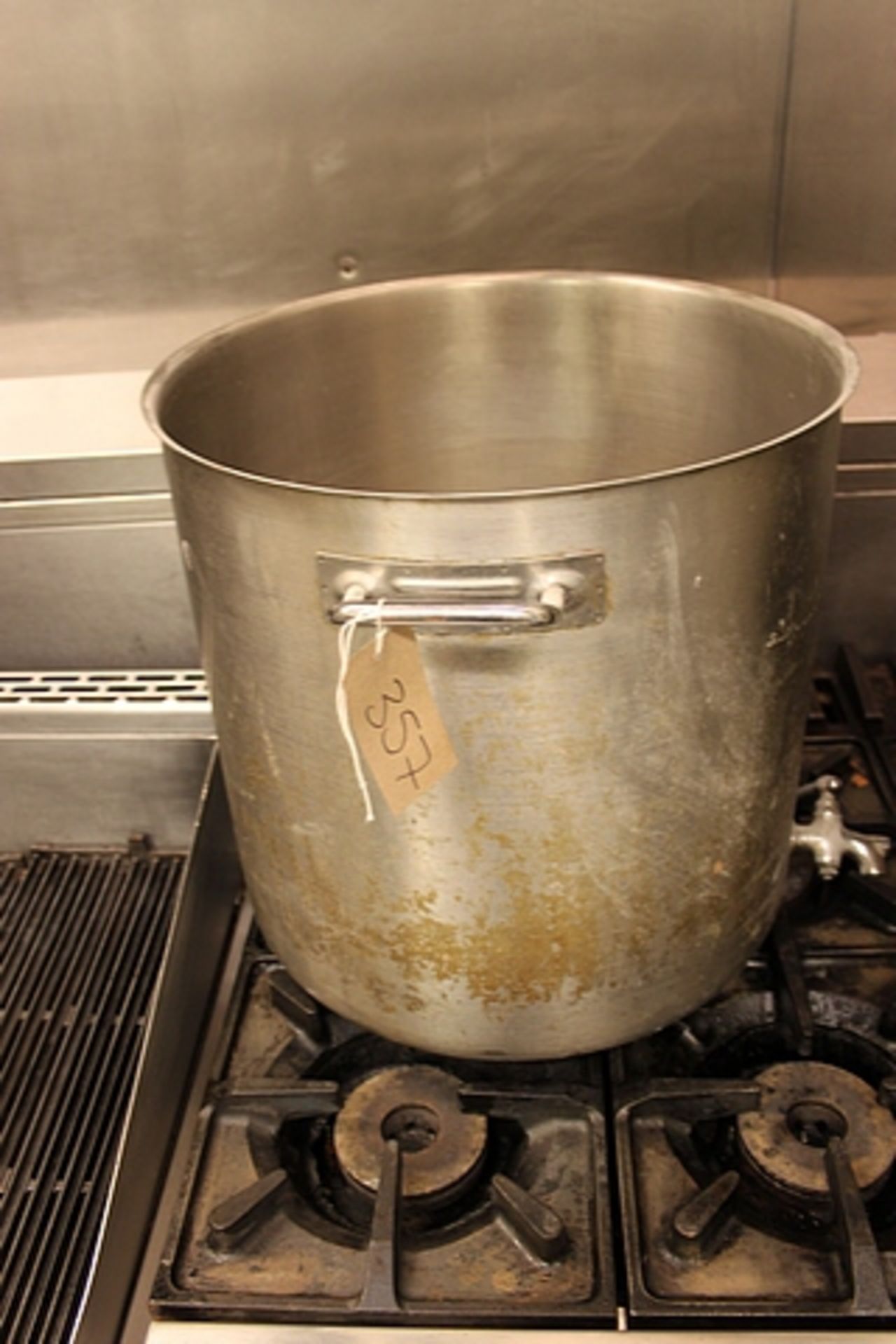 Stainless steel stock pot with tap discharge