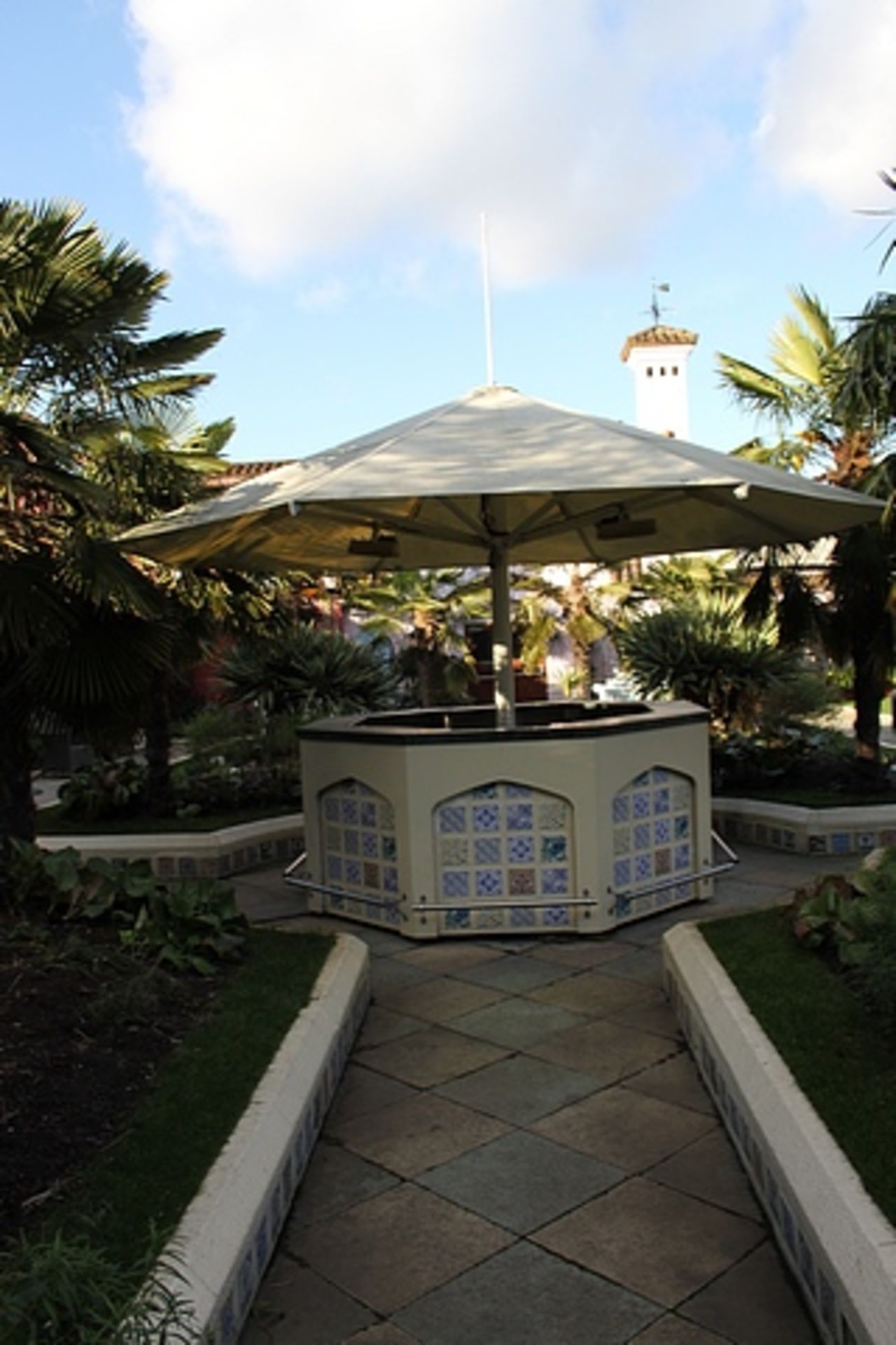 Octagonal bar structure painted wooded panels over a stainless steel back bar structure spans 2700mm - Image 2 of 4