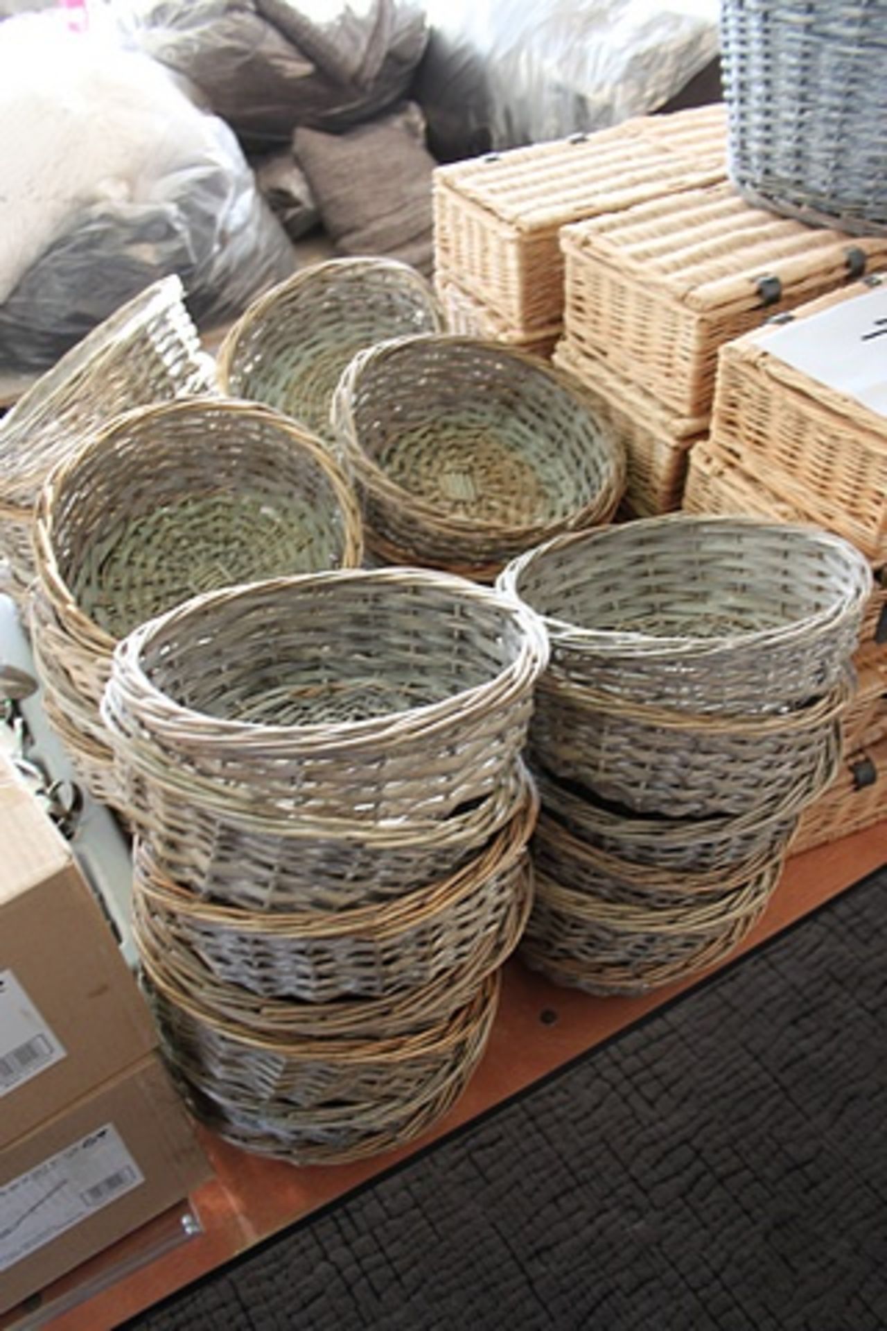 Approximately 60 x wicker picnic baskets and wicker bread baskets - Image 4 of 4