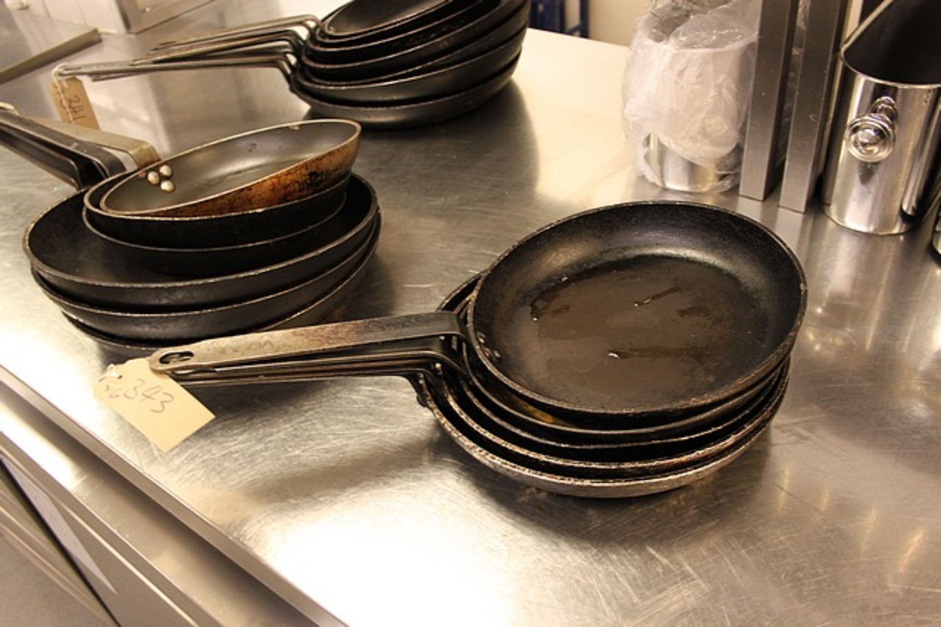 6 x Vogue cast frying pans as lotted