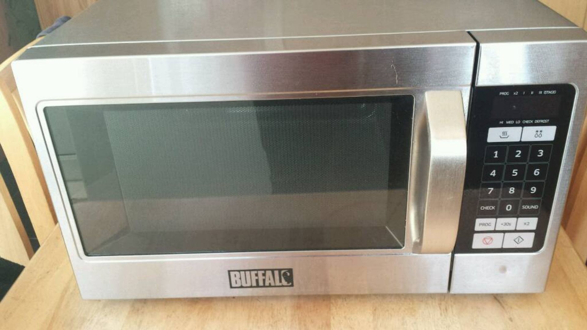 Buffalo GK642 1100w Commercial Microwave 26ltr capacity 517mm x 297mm x 438mm