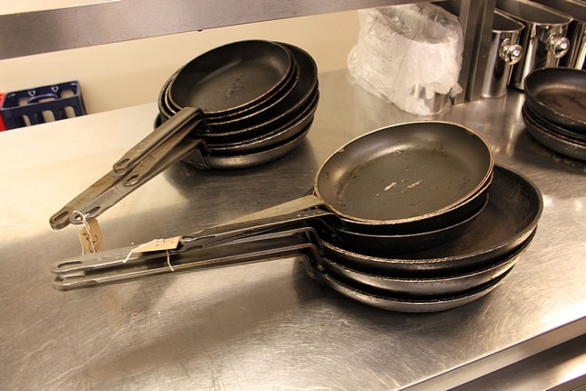 6 x Vogue cast frying pans as lotted